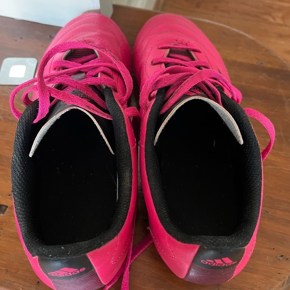 Girls size 5.5 Adidas soccer cleats - Picture 8 of 9